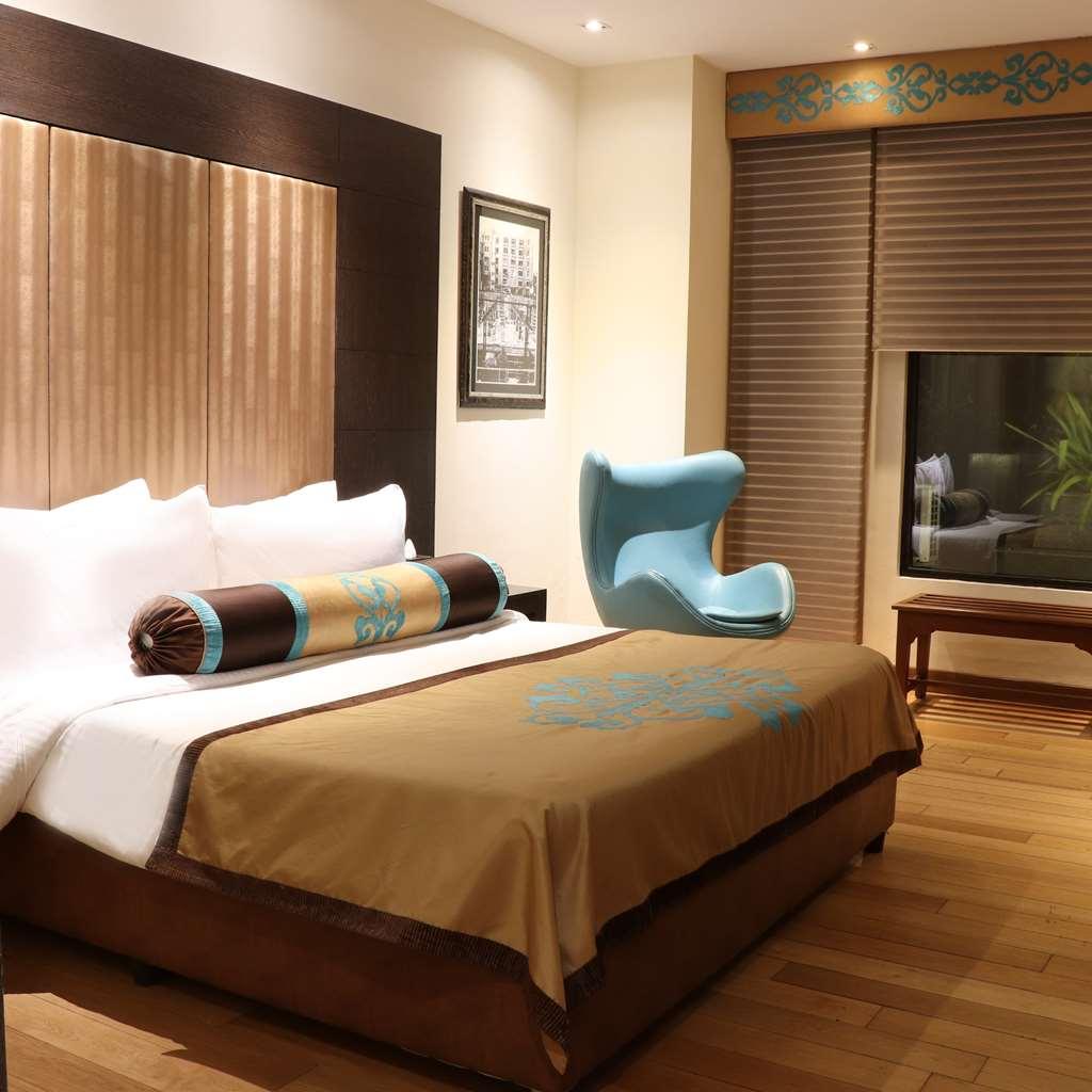 The Lalit Great Eastern Kolkata Hotel Room photo